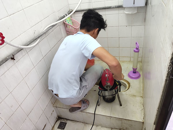 勉县肥皂掉到马桶里把马桶堵住了怎么办？马桶堵住了怎么办